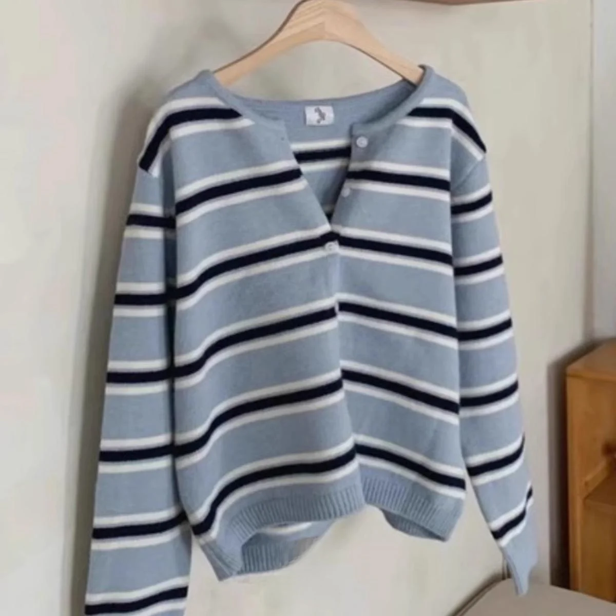 Удобный вязаный длинный кардиган све в синюю полоску контрастного цвета на пуговицах, универсальный открытый кардиган, осенний эксклюзивный pe для поездок на работу...
Удобный вязаный длинный кардиган све в синюю полоску контрастного цвета на пуговицах, универсальный открытый кардиган, осенний эксклюзивный pe для поездок на работу...