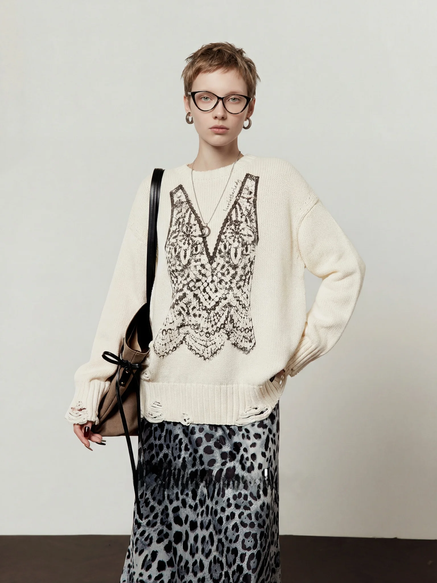 Свободный вязаный свитер с круглым вырезом для женщин, белый, с цветочной вышивкой, в стиле Lazy Sle, пуловер, топ, антивозрастной, модный
Свободный вязаный свитер с круглым вырезом для женщин, белый, с цветочной вышивкой, в стиле Lazy Sle, пуловер, топ, антивозрастной, модный