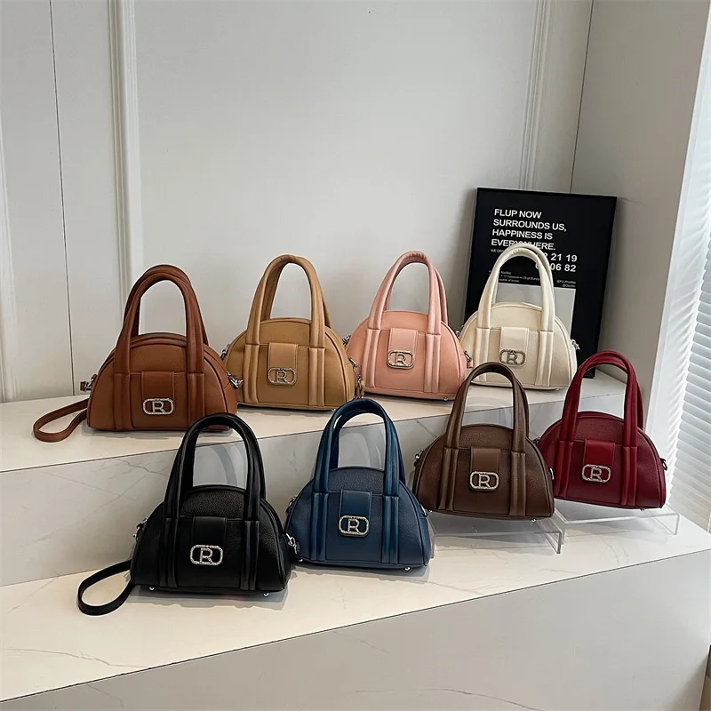 Дизайнерская большая сумка для боулинга — новое поступление осени/зимы 2025 года | Минималистичная сумка из гальки | Стильный слинг 
Дизайнерская большая сумка для боулинга — новое поступление осени/зимы 2025 года | Минималистичная сумка из гальки | Стильный слинг