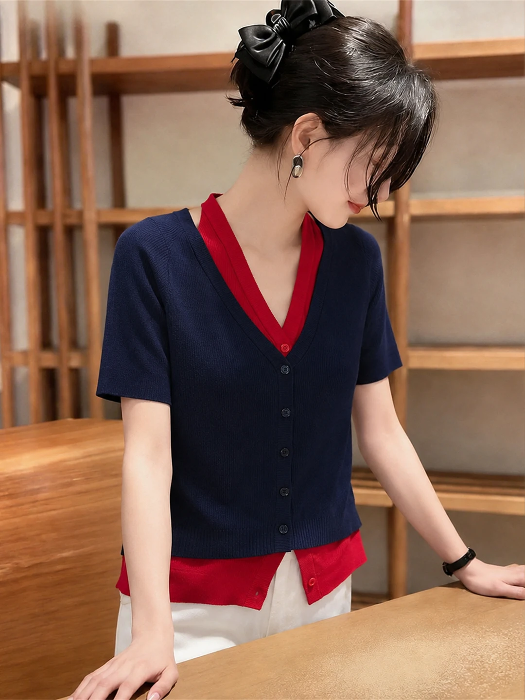 Fashionable V-Neck Splice Color Ice Silk Short Sleeve Knitted Top Commute Style Summer Slimming Women's Premium plus Size Shirt
Fashionable V-Neck Splice Color Ice Silk Short Sleeve Knitted Top Commute Style Summer Slimming Women's Premium plus Size Shirt