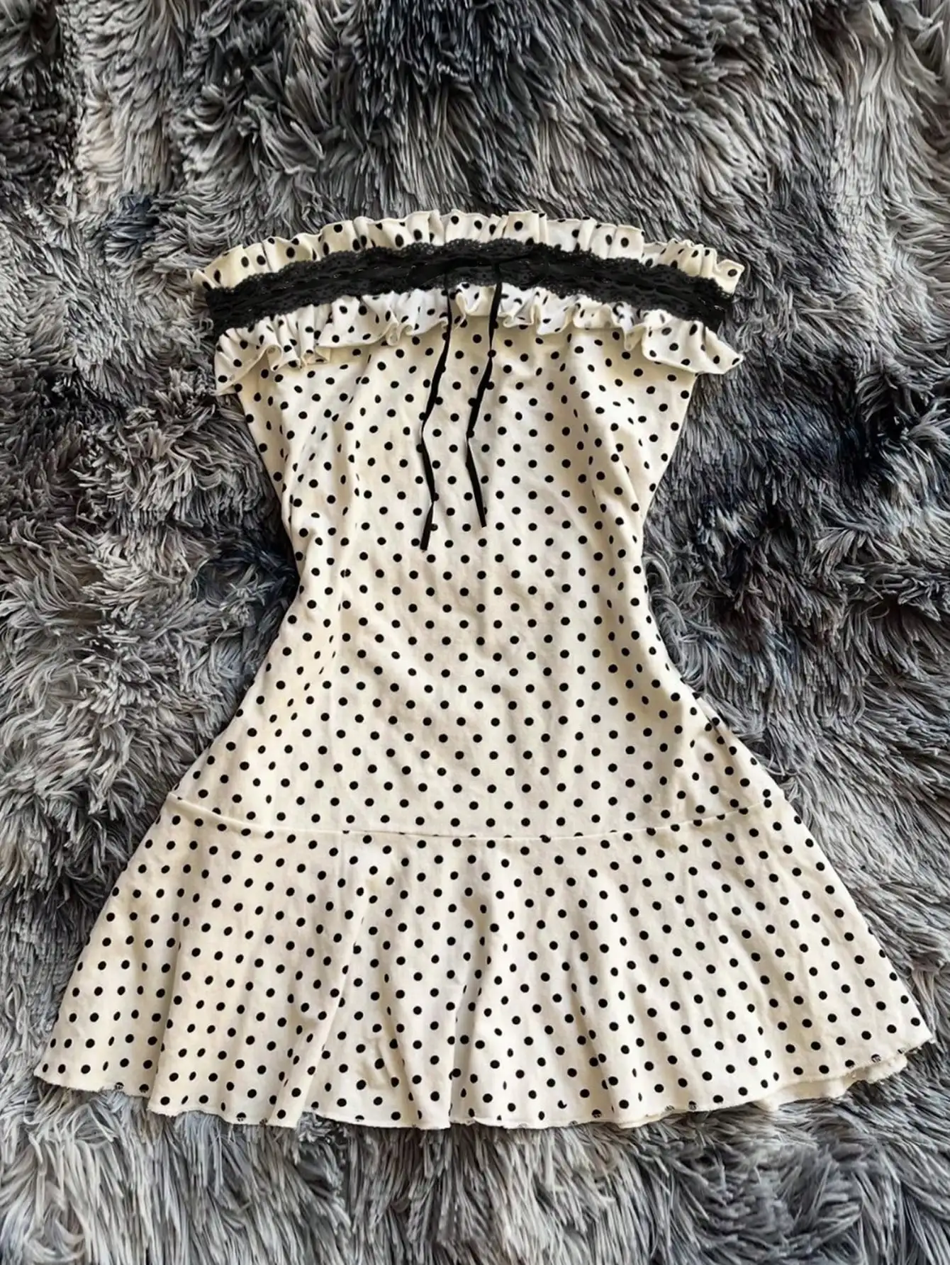 Women's Polka Dot Strapless Mini Dress with Ruffle Trim and Lace Detail
Women's Polka Dot Strapless Mini Dress with Ruffle Trim and Lace Detail