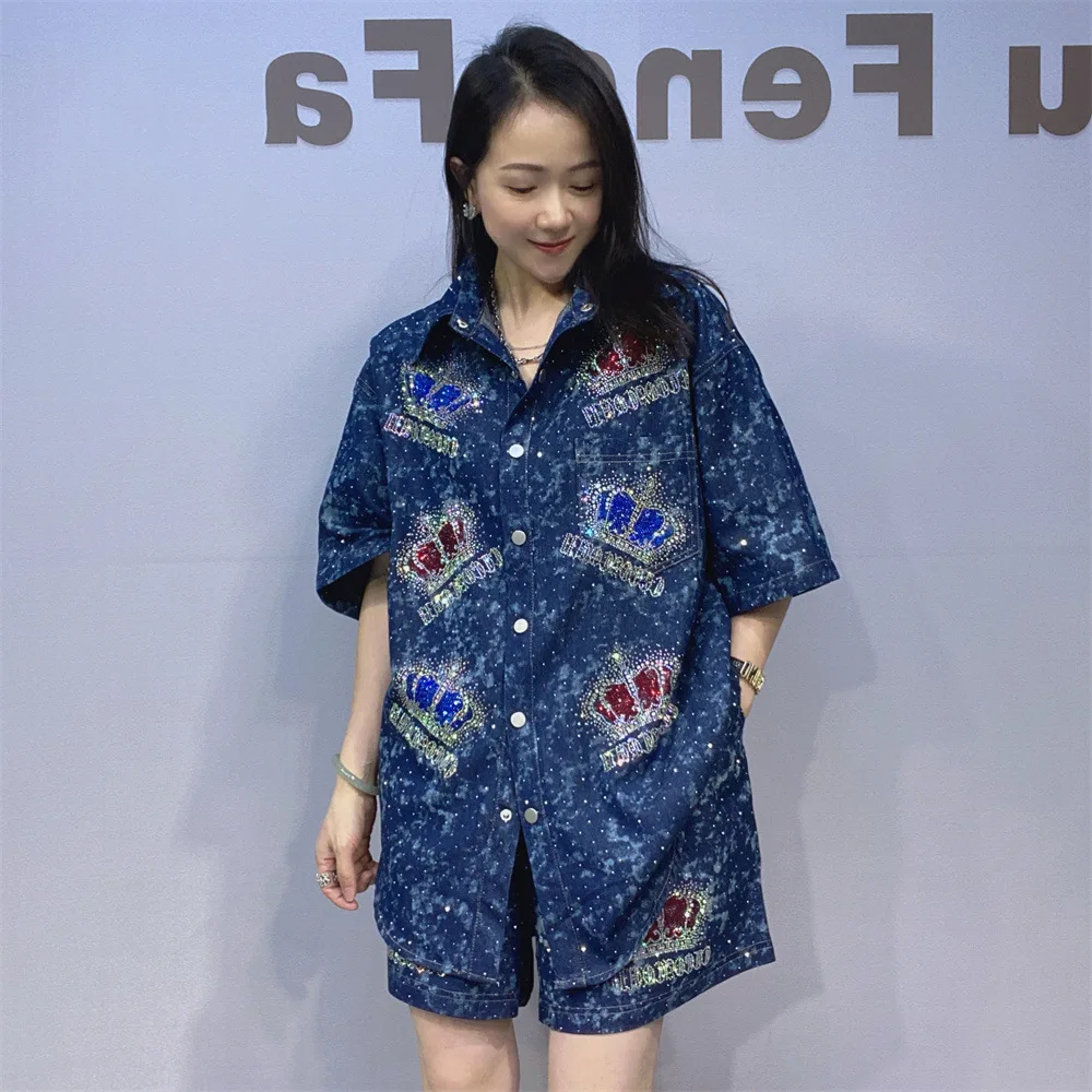Women Crown Diamond Beaded Denim Shirt Hot Drilling Jeans Blouses Rhinestones Cowboy Tops + Elastic Wide Legs Shorts 2Pcs Set
Women Crown Diamond Beaded Denim Shirt Hot Drilling Jeans Blouses Rhinestones Cowboy Tops + Elastic Wide Legs Shorts 2Pcs Set