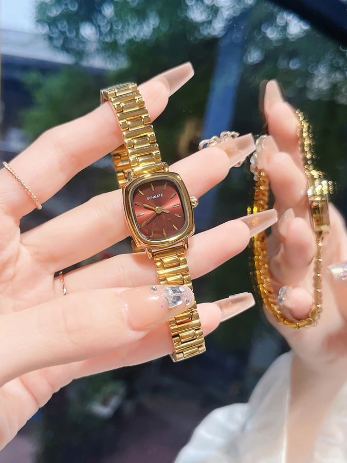 SUNMATE Women's Fashion Square Watch Gold Alloy Strap 2025 Luxury Women's Quartz Watch Quality Women's Roman Scale Clock
SUNMATE Women's Fashion Square Watch Gold Alloy Strap 2025 Luxury Women's Quartz Watch Quality Women's Roman Scale Clock