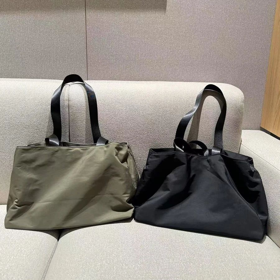 Women Leisure Large Capacity Shoulder Bags Nylon Tote Bag Travel Handbag Simple Waterproof Lightweight Luggage Bag Solid Color
Women Leisure Large Capacity Shoulder Bags Nylon Tote Bag Travel Handbag Simple Waterproof Lightweight Luggage Bag Solid Color