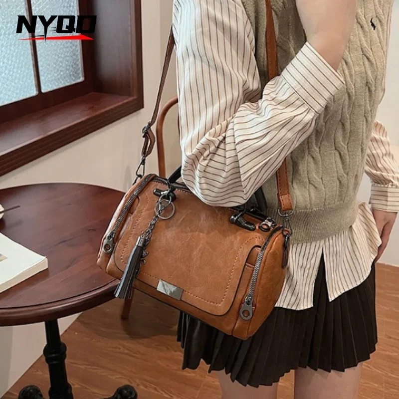 Large Capacity Shoulder Bag for Women Tassel Decoration Fashion Zipper Crossbody Bag with Removable Strap Boston Handbag
Large Capacity Shoulder Bag for Women Tassel Decoration Fashion Zipper Crossbody Bag with Removable Strap Boston Handbag