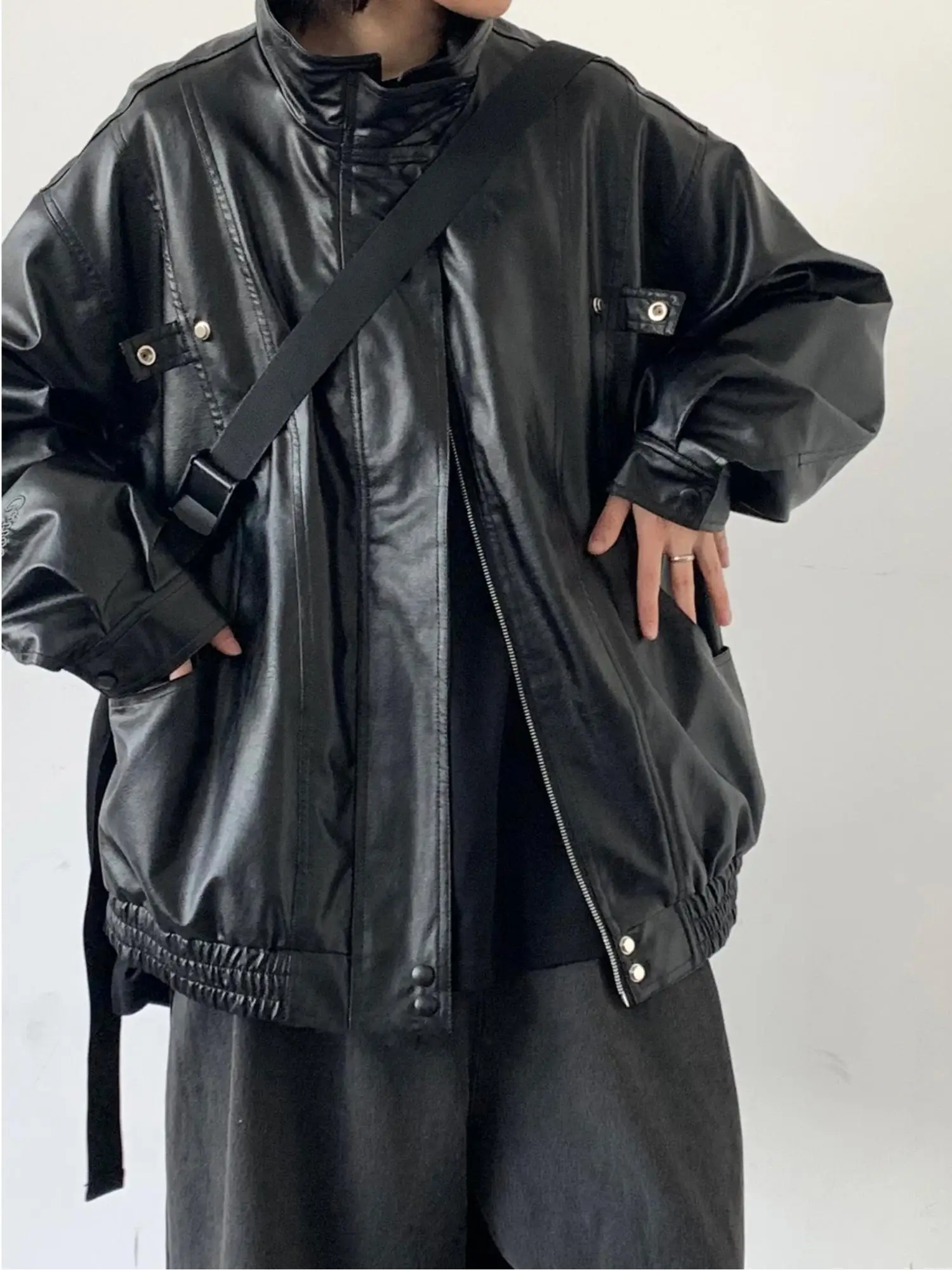 Кожаная куртка свободного кроя в стиле байкерской одежды из искусственной кожи, весна-осень, в стиле ретро, рабочая одежда, воротник-стойка, застежка-молния, черная кожаная куртка
Кожаная куртка свободного кроя в стиле байкерской одежды из искусственной кожи, весна-осень, в стиле ретро, рабочая одежда, воротник-стойка, застежка-молния, черная кожаная куртка