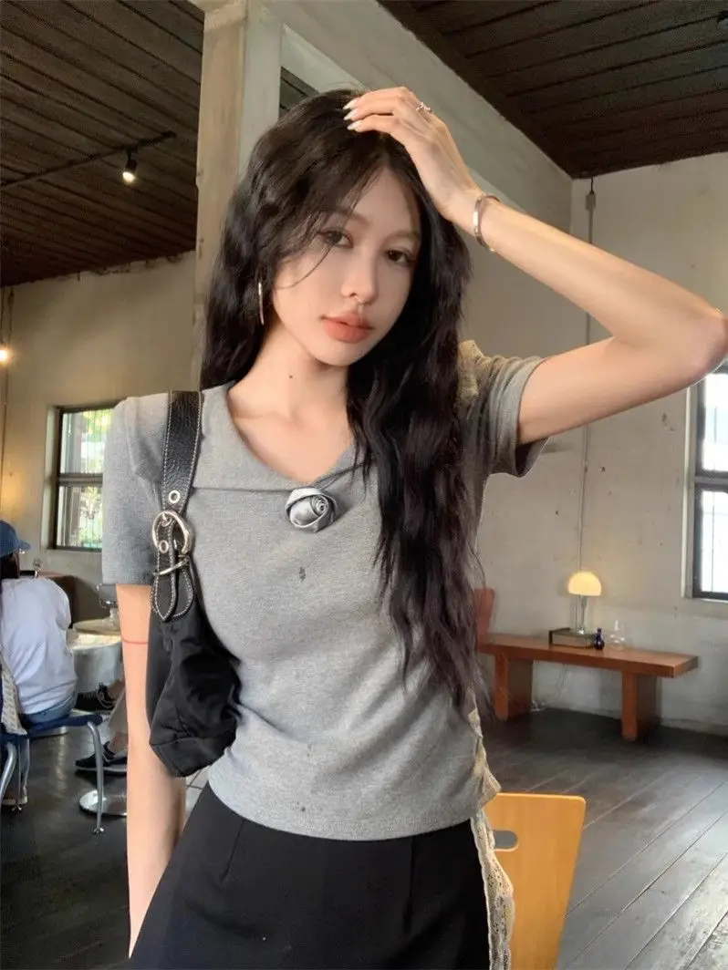 Gray Floral Turn-down Collar Short Sleeve Regular Shoulder T-shirt for Women Summer Design Korean Style Slim Fit Short Top
Gray Floral Turn-down Collar Short Sleeve Regular Shoulder T-shirt for Women Summer Design Korean Style Slim Fit Short Top