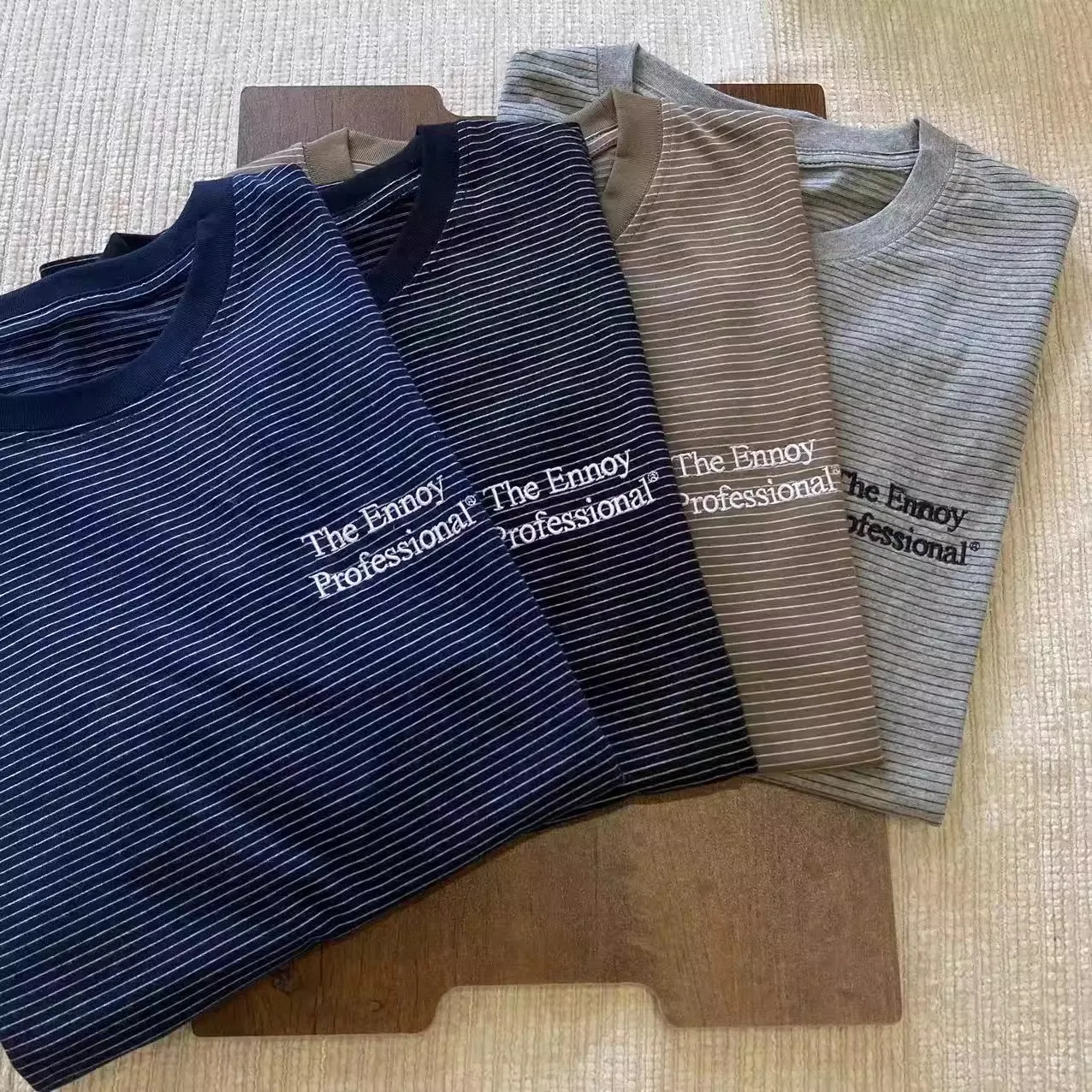 Корейская футболка с круглым вырезом и вышитыми полосками, свободного кроя, с коротким рукавом, мужская повседневная одежда, летняя, современная, хлопковая футболка
Корейская футболка с круглым вырезом и вышитыми полосками, свободного кроя, с коротким рукавом, мужская повседневная одежда, летняя, современная, хлопковая футболка