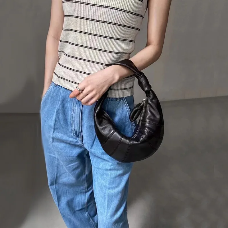 Элитная минималистичная женская мини-сумка-круассан из натуральной кожи, сумка-пельмень класса люкс, универсальная сумка через плечо с верхней ручкой
Элитная минималистичная женская мини-сумка-круассан из натуральной кожи, сумка-пельмень класса люкс, универсальная сумка через плечо с верхней ручкой