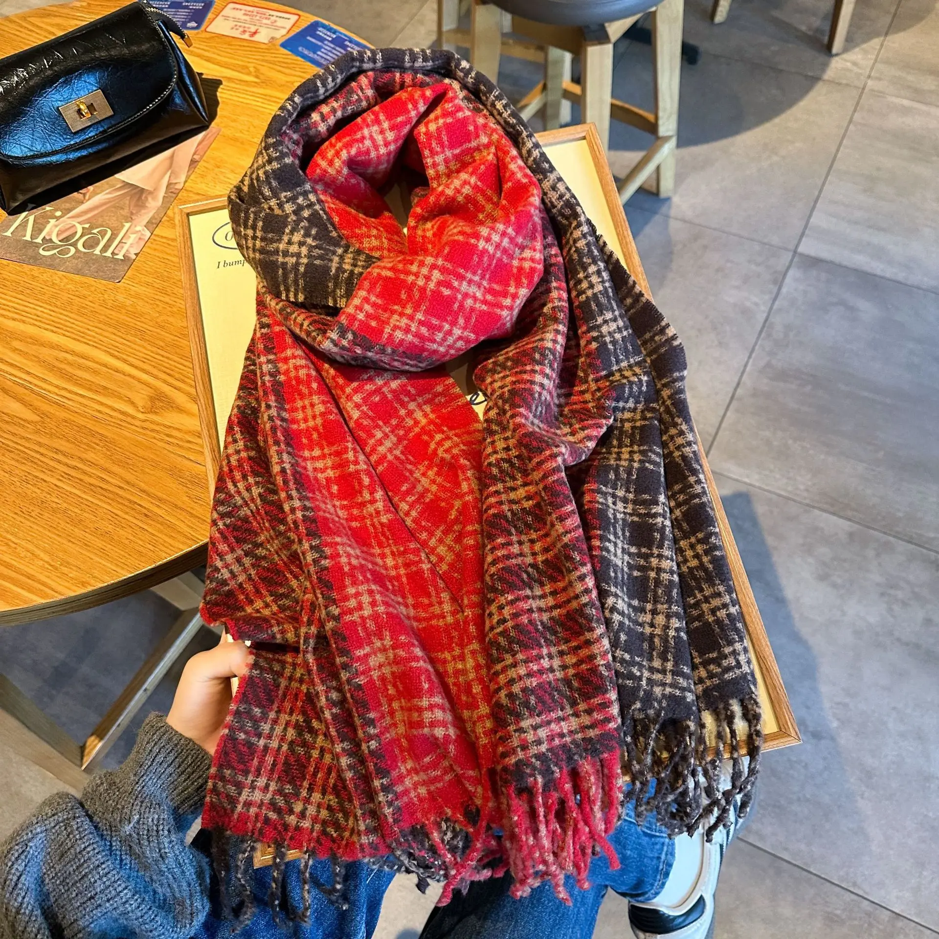 2025 новый корейский ретро двухцветный клетчатый шарф для мужчин, зимний длинный и толстый теплый подарочный шарф для пары
2025 новый корейский ретро двухцветный клетчатый шарф для мужчин, зимний длинный и толстый теплый подарочный шарф для пары