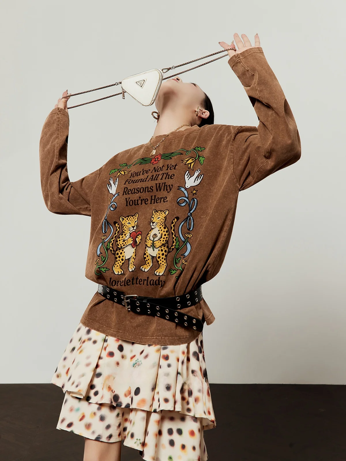 Женская футболка свободного кроя с длинным рукавом и принтом кофейного цвета, повседневный комфортный топ в стиле Lazy Sle, новинка весенней коллекции от Zhou Li Wu
Женская футболка свободного кроя с длинным рукавом и принтом кофейного цвета, повседневный комфортный топ в стиле Lazy Sle, новинка весенней коллекции от Zhou Li Wu