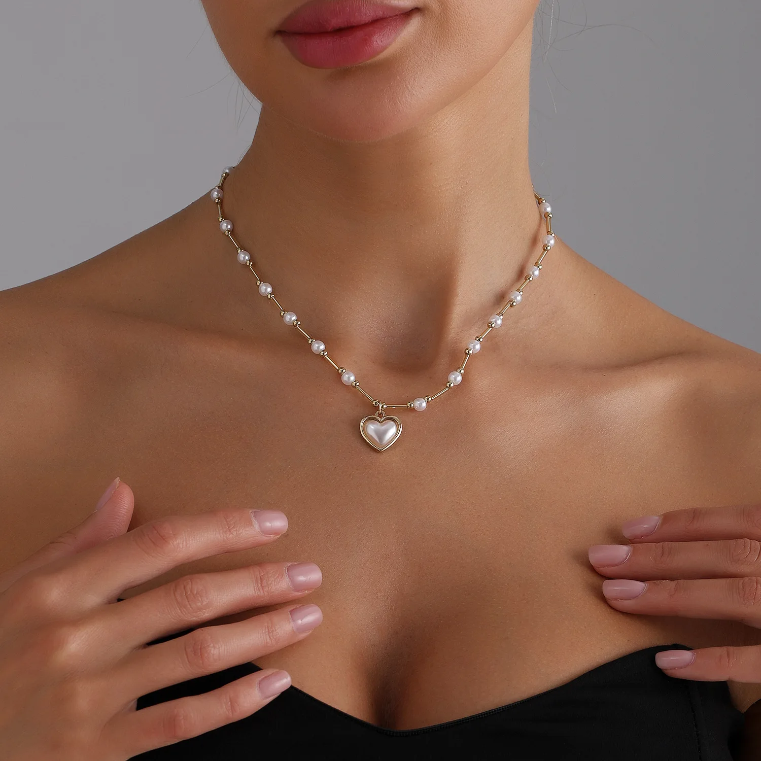 Boho Imitation Pearl Heart Pendant Collarbone Necklace 2025 Simple Sweet Creative Wedding Girl Fashion Lover Jewelry
Boho Imitation Pearl Heart Pendant Collarbone Necklace 2025 Simple Sweet Creative Wedding Girl Fashion Lover Jewelry