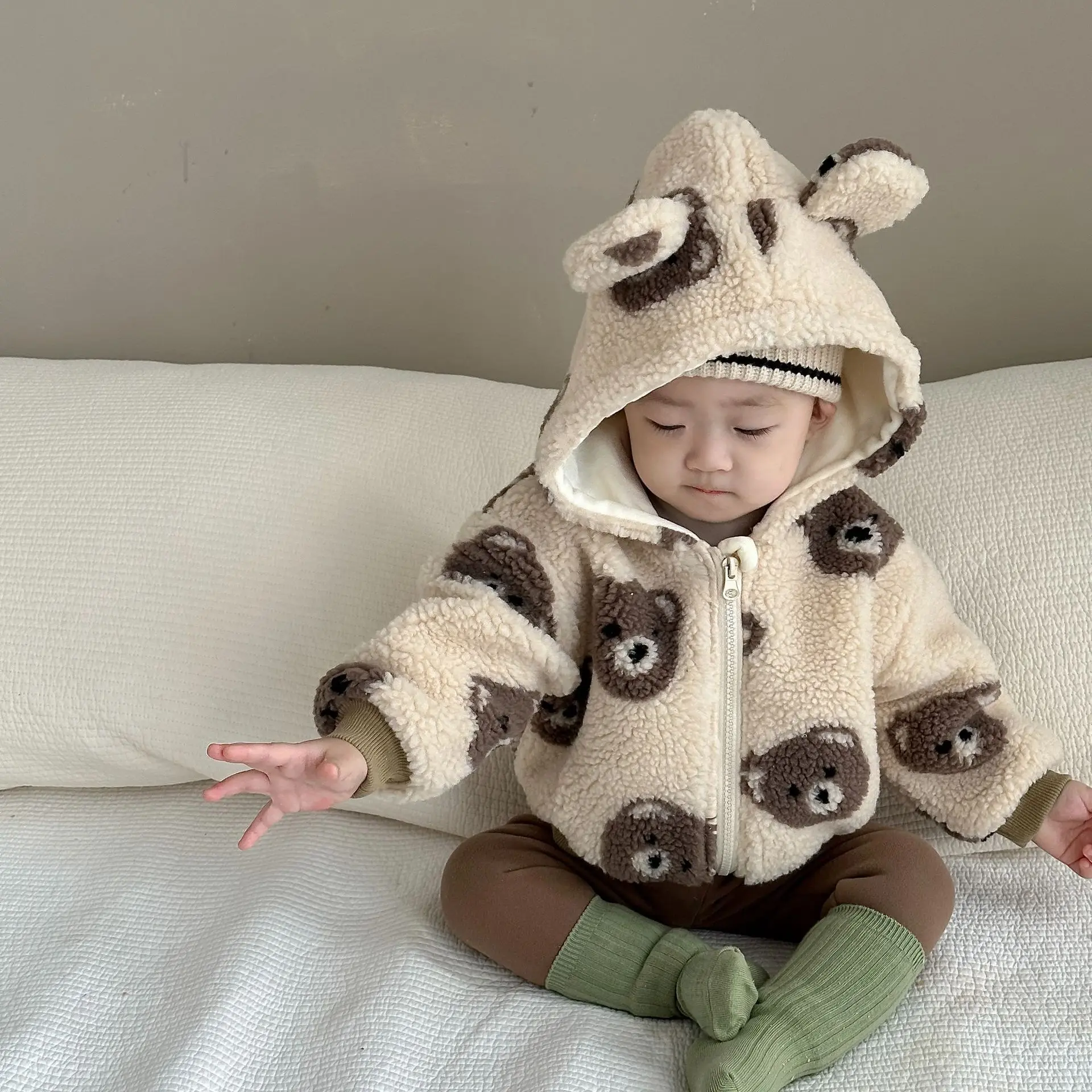 2025 Winter New Baby Cute Bear Print Plush Coat Plus Velvet Thick Infant Boy Girl Warm Hooded Zipper Jacket Toddler Clothes
2025 Winter New Baby Cute Bear Print Plush Coat Plus Velvet Thick Infant Boy Girl Warm Hooded Zipper Jacket Toddler Clothes