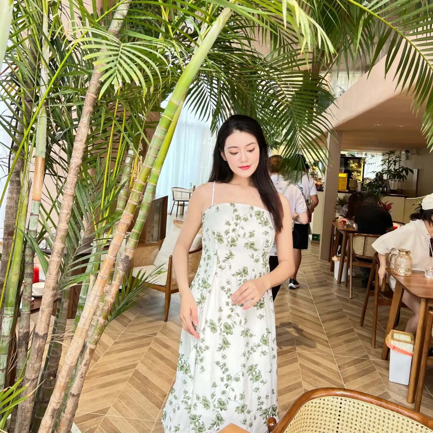 2024 Summer New French Style Elegant Retro Camisole Dress for Women Slim Fit Floral Korean Style Medium-length Dress for Women
2024 Summer New French Style Elegant Retro Camisole Dress for Women Slim Fit Floral Korean Style Medium-length Dress for Women