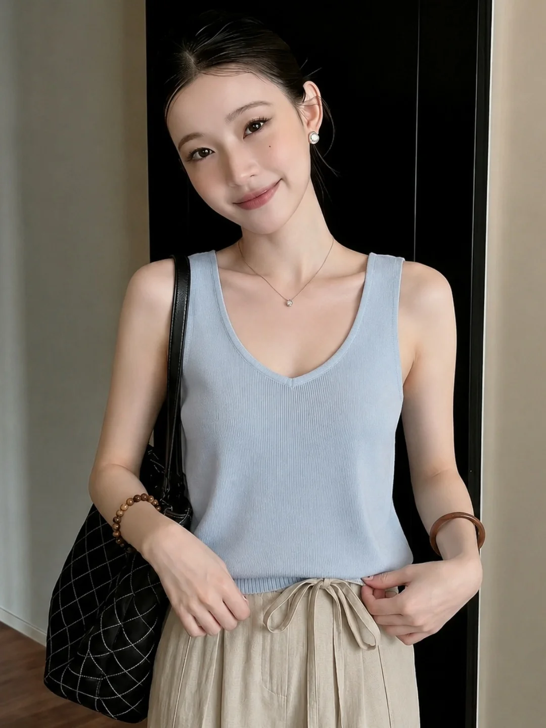 Pure Color V-Neck Ice Silk Knitted Top Sleeveless Summer Fashion Women's Vest Sweet Versatile Knitwear Simple Style
Pure Color V-Neck Ice Silk Knitted Top Sleeveless Summer Fashion Women's Vest Sweet Versatile Knitwear Simple Style