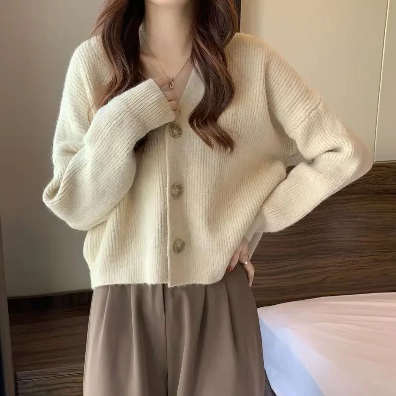 French V-neck Soft Glutinous Sweater Women's Autumn New Style Luxurious Lazy Korean Style Anti-aging Knitted Long Sleeved Top
French V-neck Soft Glutinous Sweater Women's Autumn New Style Luxurious Lazy Korean Style Anti-aging Knitted Long Sleeved Top
