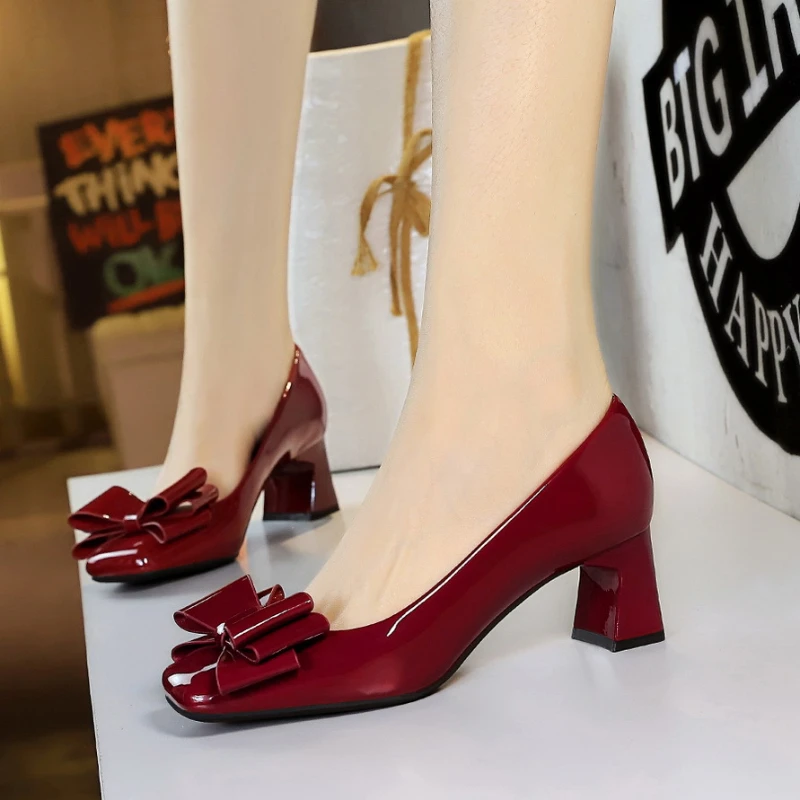 French Style Patent Leather Bow With Medium Heel Square Toe Shallow Mouth Thick Heel Single Shoes Women Comfortable Versatile
French Style Patent Leather Bow With Medium Heel Square Toe Shallow Mouth Thick Heel Single Shoes Women Comfortable Versatile