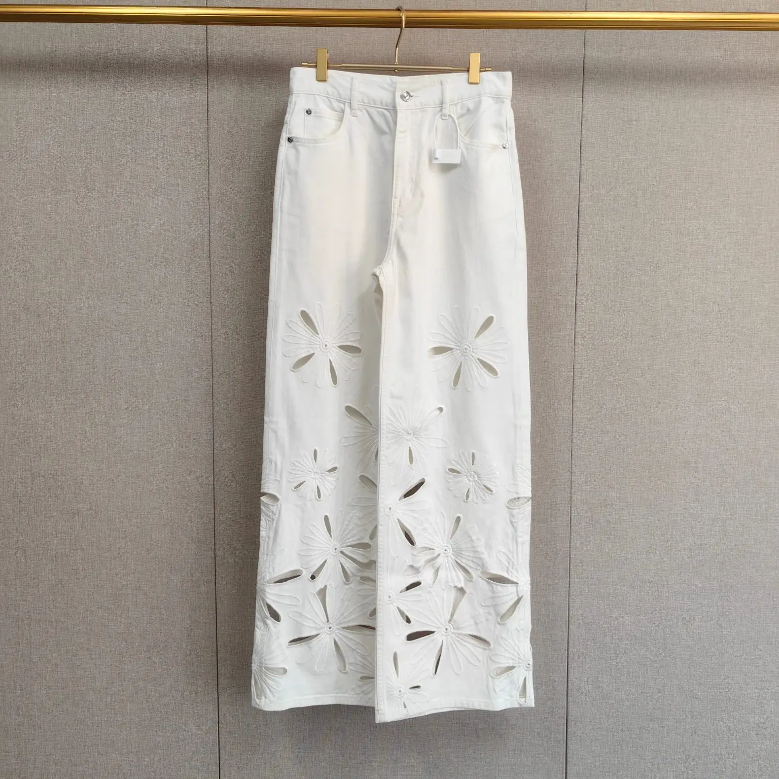 Spring Summer Floral Embroidery Slim Fit White Denim Straight Leg Pants Natural Waist Cotton Jeans Women's Fashion Ins Style
Spring Summer Floral Embroidery Slim Fit White Denim Straight Leg Pants Natural Waist Cotton Jeans Women's Fashion Ins Style