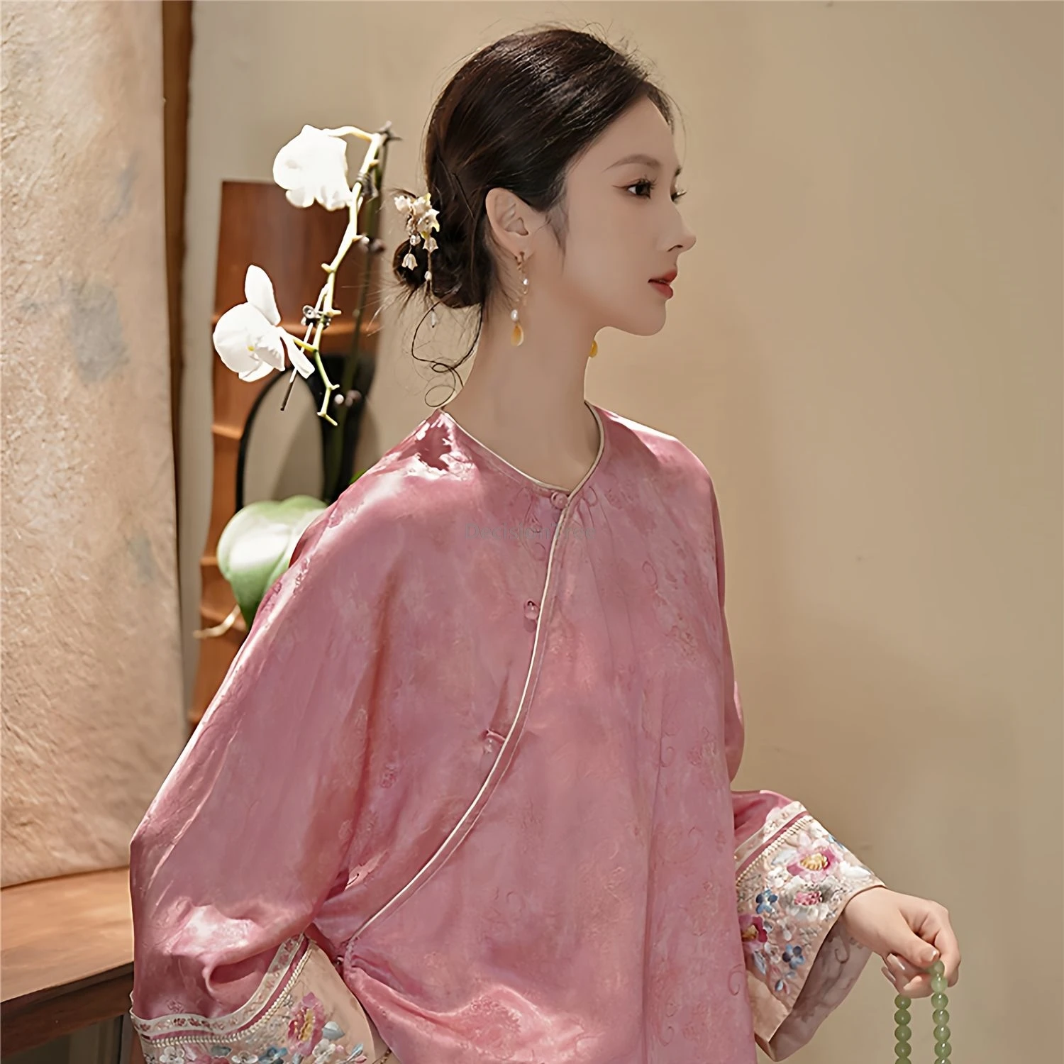2026 loose comfortable casual home blouse elegant printed vintage diagonal buckle qipao tops high end temperament chinese blouse
2026 loose comfortable casual home blouse elegant printed vintage diagonal buckle qipao tops high end temperament chinese blouse