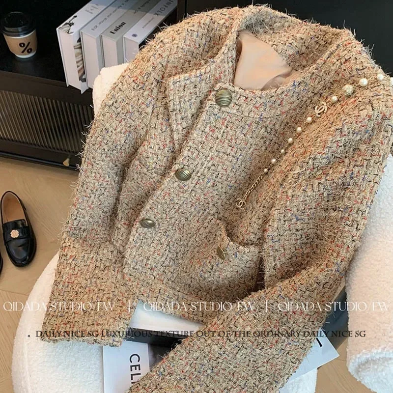 Autumn New French Elegant O Neck Long Sleeve Single Breasted Short Tweed Jackets Korean Fashion Female Coats Clothing 2024
Autumn New French Elegant O Neck Long Sleeve Single Breasted Short Tweed Jackets Korean Fashion Female Coats Clothing 2024