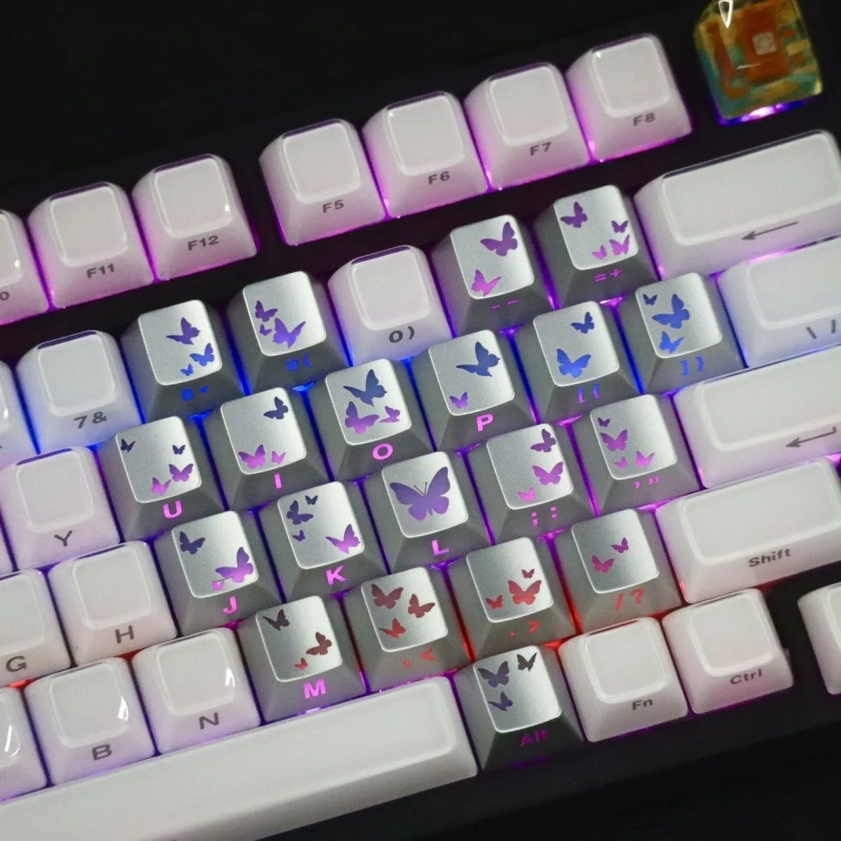 Silver butterfly love side engraved keycap original height sublimation PBT material 21 keys suitable for wooting night
Silver butterfly love side engraved keycap original height sublimation PBT material 21 keys suitable for wooting night