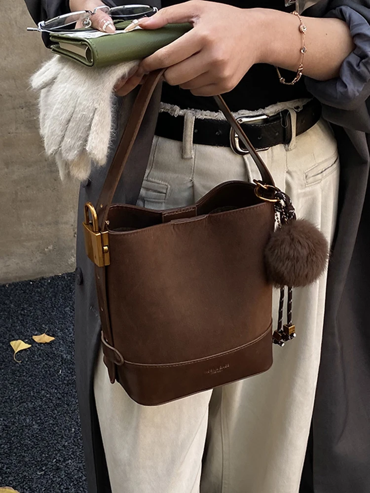 Retro Suede Leather Buet Bag Women's Commuter oulder Bag Matte Fini Handbag Faionable Korean Sle Soft PU Material
Retro Suede Leather Buet Bag Women's Commuter oulder Bag Matte Fini Handbag Faionable Korean Sle Soft PU Material