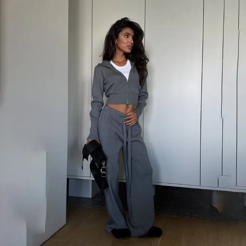 Женский однотонный вязаный комплект, новая короткая куртка на молнии с свободными повседневными модными и удобными брюками, облегающими свободной атмосферой
Женский однотонный вязаный комплект, новая короткая куртка на молнии с свободными повседневными модными и удобными брюками, облегающими свободной атмосферой