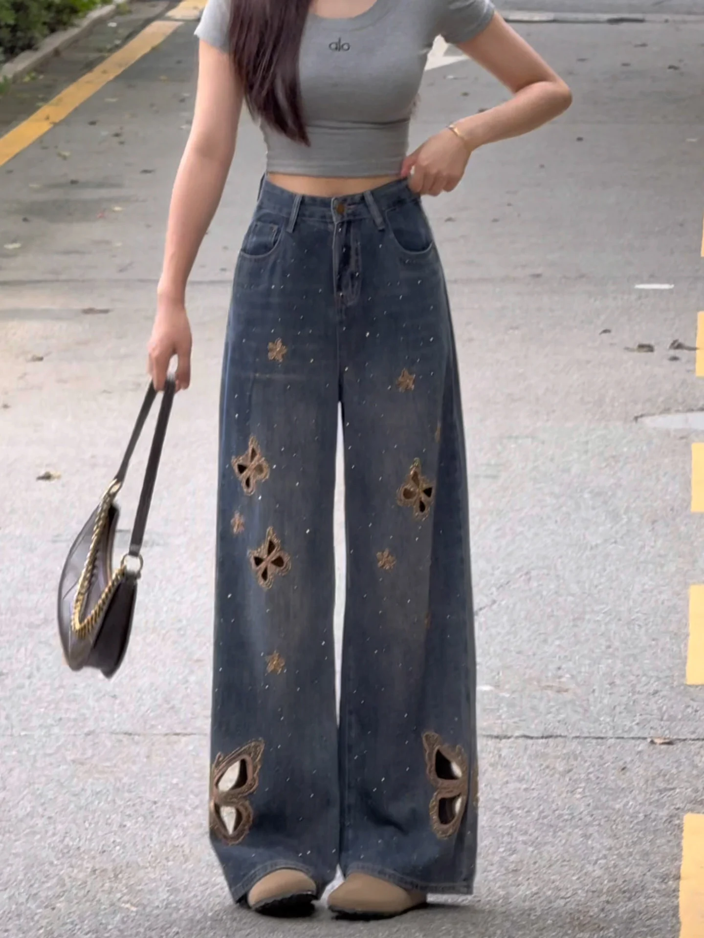 Женские джинсы больших размеров с широкими штанинами, с вышивкой и стразами, с высокой талией, прямые, длинные, летние, новые, повседневные, синие
Женские джинсы больших размеров с широкими штанинами, с вышивкой и стразами, с высокой талией, прямые, длинные, летние, новые, повседневные, синие