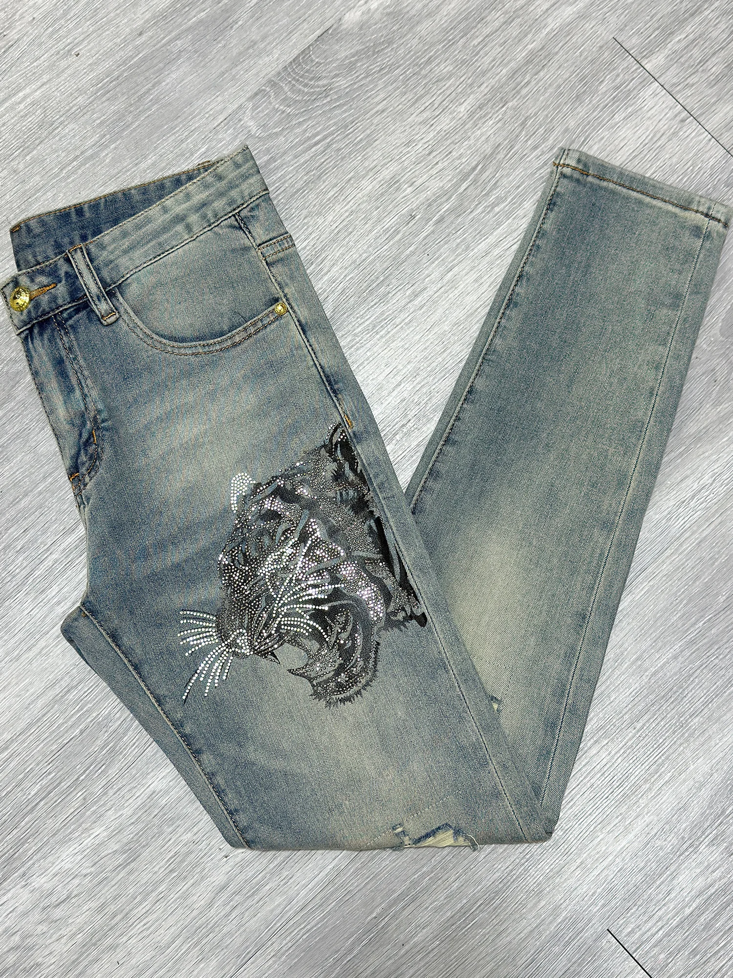 High-End Heavy-Duty Rhinestone Hole Denim Jeans Men Fashion Scratched Slim Fit Casual Long Pants Metal Decoration High Waist
High-End Heavy-Duty Rhinestone Hole Denim Jeans Men Fashion Scratched Slim Fit Casual Long Pants Metal Decoration High Waist