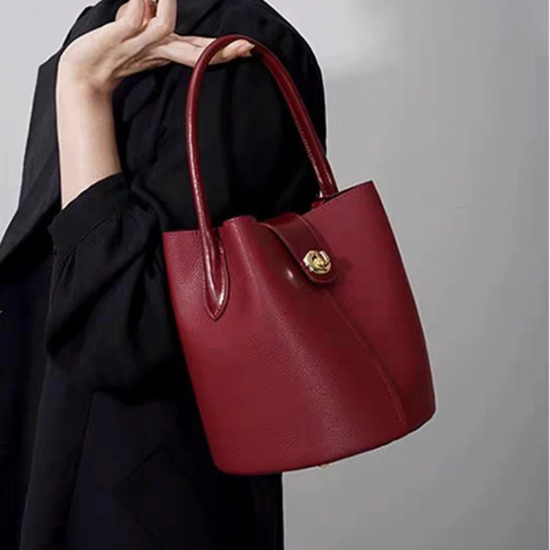 Red Bucket Bag Fashion Handbag Premium Women's Bag New Versatile Soft Leather Chic Crossbody Shoulder Bags for Women Designer
Red Bucket Bag Fashion Handbag Premium Women's Bag New Versatile Soft Leather Chic Crossbody Shoulder Bags for Women Designer