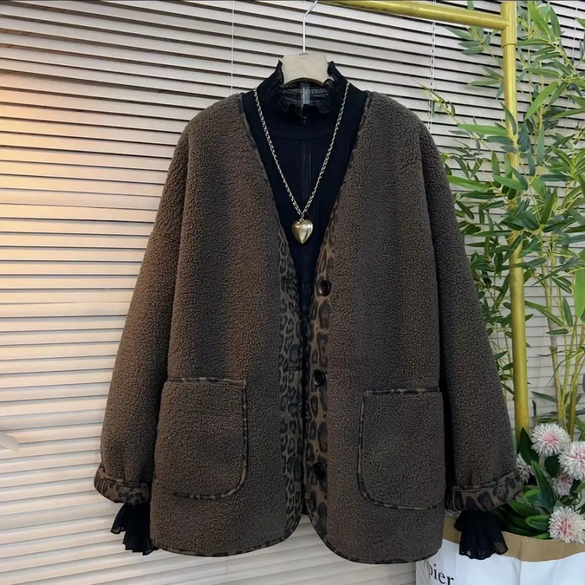 Wool Jacket for Women Loose Warm Velvet Coat 2025 New Spring Autumn Large Pockets Fashion Outerwear M-3XL
Wool Jacket for Women Loose Warm Velvet Coat 2025 New Spring Autumn Large Pockets Fashion Outerwear M-3XL