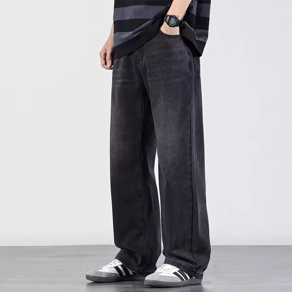 Vintage American style fashion brand washed jeans for men, featuring a deconstructed curved blade three-dimensional cut, straigh
Vintage American style fashion brand washed jeans for men, featuring a deconstructed curved blade three-dimensional cut, straigh