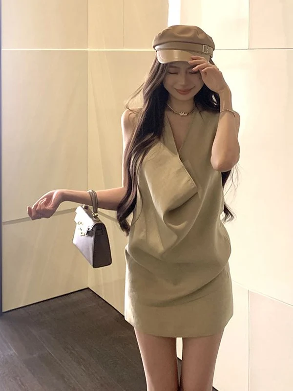 Fashionable Pure Desire Vest Neckline Women's Summer 2025 New Simple No Pleat Slimming Skirt Set V-neck Two-piece Set
Fashionable Pure Desire Vest Neckline Women's Summer 2025 New Simple No Pleat Slimming Skirt Set V-neck Two-piece Set