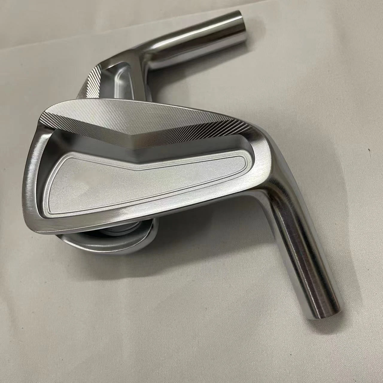 Mens CB302 Iron Set 302 Golf Clubs Soft Iron With Graphite/Steel Shaft With Headcovers
Mens CB302 Iron Set 302 Golf Clubs Soft Iron With Graphite/Steel Shaft With Headcovers
