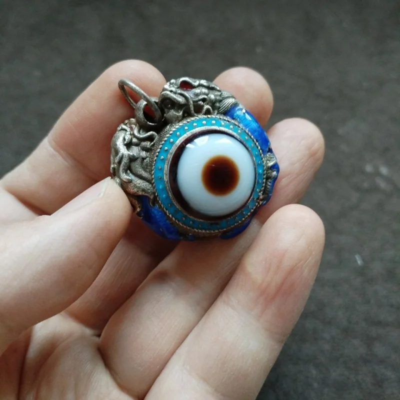 Collectible Tibetan Area Returned Old Silver Inlaid Double-Sided One-Eye Dzi Bead Pendant
Collectible Tibetan Area Returned Old Silver Inlaid Double-Sided One-Eye Dzi Bead Pendant