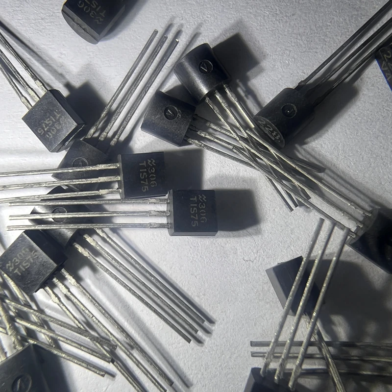 10PCS/LOT TO-92 A21E TIS75 TIS76 2SC828 C828 ZTX108C 2SB772 B772 LM335
10PCS/LOT TO-92 A21E TIS75 TIS76 2SC828 C828 ZTX108C 2SB772 B772 LM335