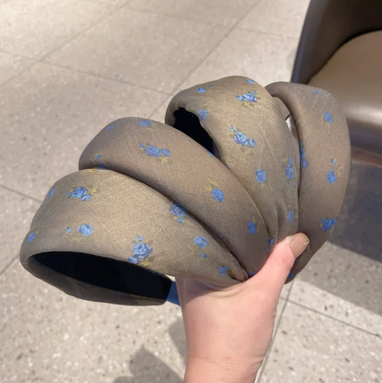 French Vintage Blue Floral Print Fabric Hair Hoop Headband High Crown Hairband Hair Accessories Versatile Pressed Hair Clips
French Vintage Blue Floral Print Fabric Hair Hoop Headband High Crown Hairband Hair Accessories Versatile Pressed Hair Clips