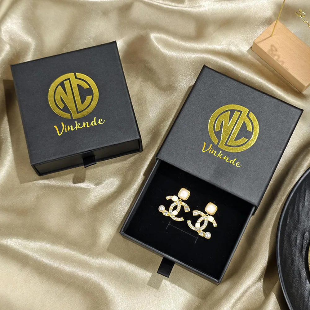 24Pack Pink Black Cardboard Jewelry Gift Boxes Customized Logo 9x9x3.2cm Drawer Paper Packaging for Bracelets Earrings Necklaces
24Pack Pink Black Cardboard Jewelry Gift Boxes Customized Logo 9x9x3.2cm Drawer Paper Packaging for Bracelets Earrings Necklaces