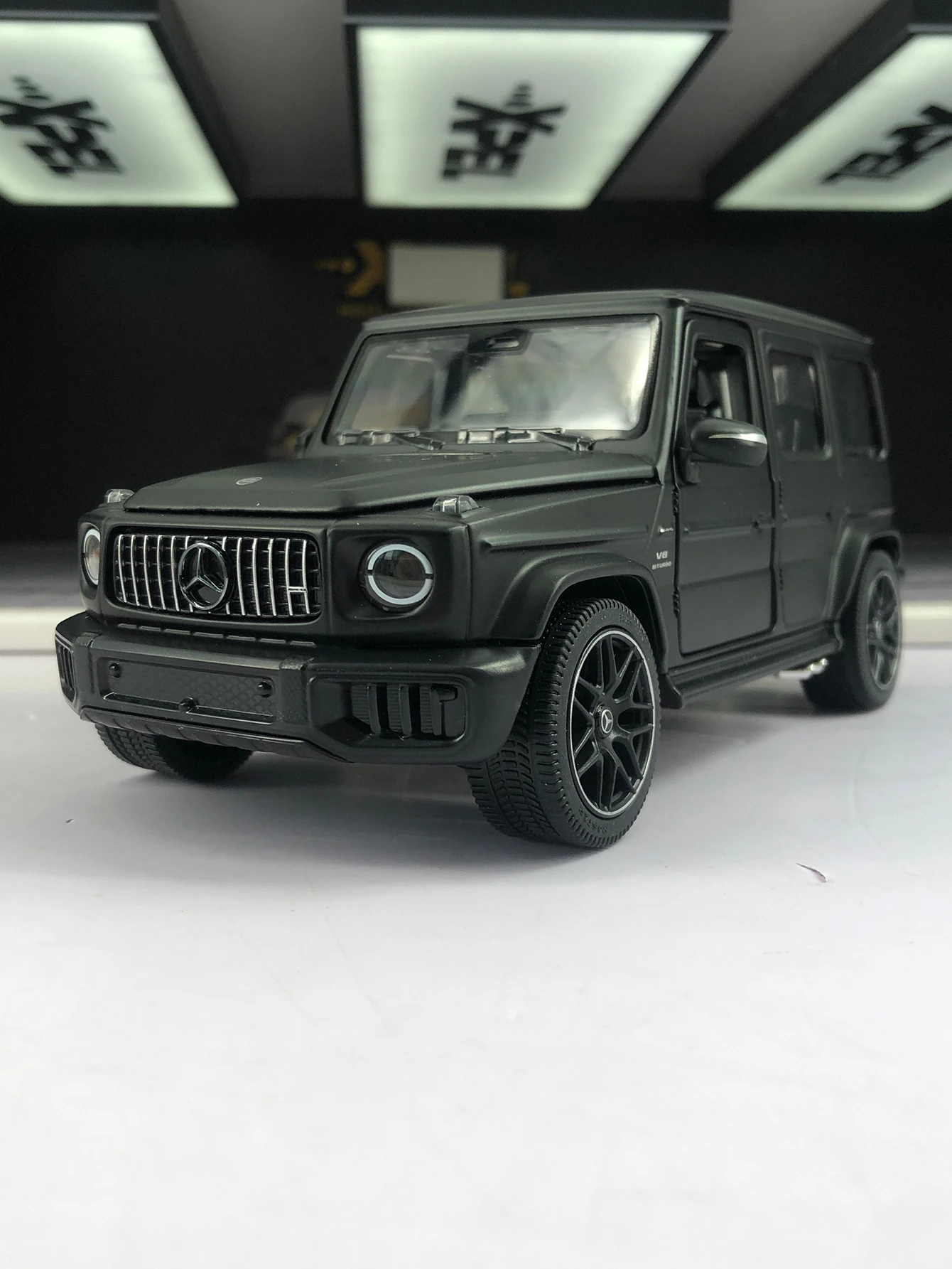 Rastar 1:24 simulation zinc alloy Mercedes-Benz G63 AMG model car, static ornament, metal collectible gift car
Rastar 1:24 simulation zinc alloy Mercedes-Benz G63 AMG model car, static ornament, metal collectible gift car