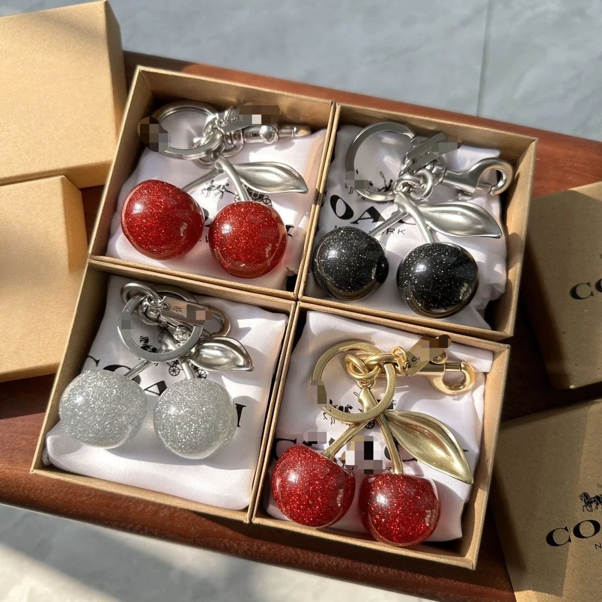 Luxury keychain, high-end cherry bag pendant, exquisite jewelry, car keychain, bag decoration
Luxury keychain, high-end cherry bag pendant, exquisite jewelry, car keychain, bag decoration