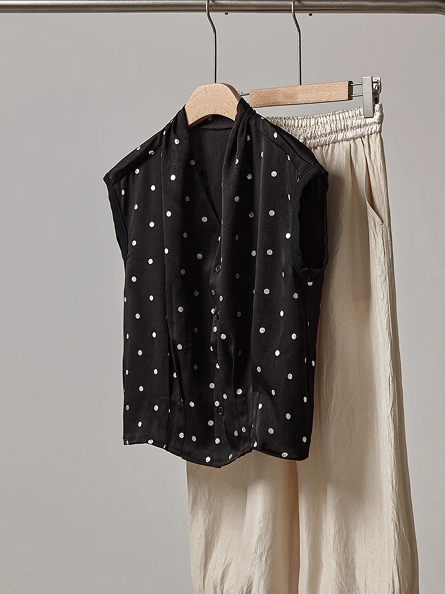 Ele Single-Button Faion irt Casual Summer 2025 Polka Dot Design Commute Lightweight ort Sve Versatile Casual Wear
Ele Single-Button Faion irt Casual Summer 2025 Polka Dot Design Commute Lightweight ort Sve Versatile Casual Wear