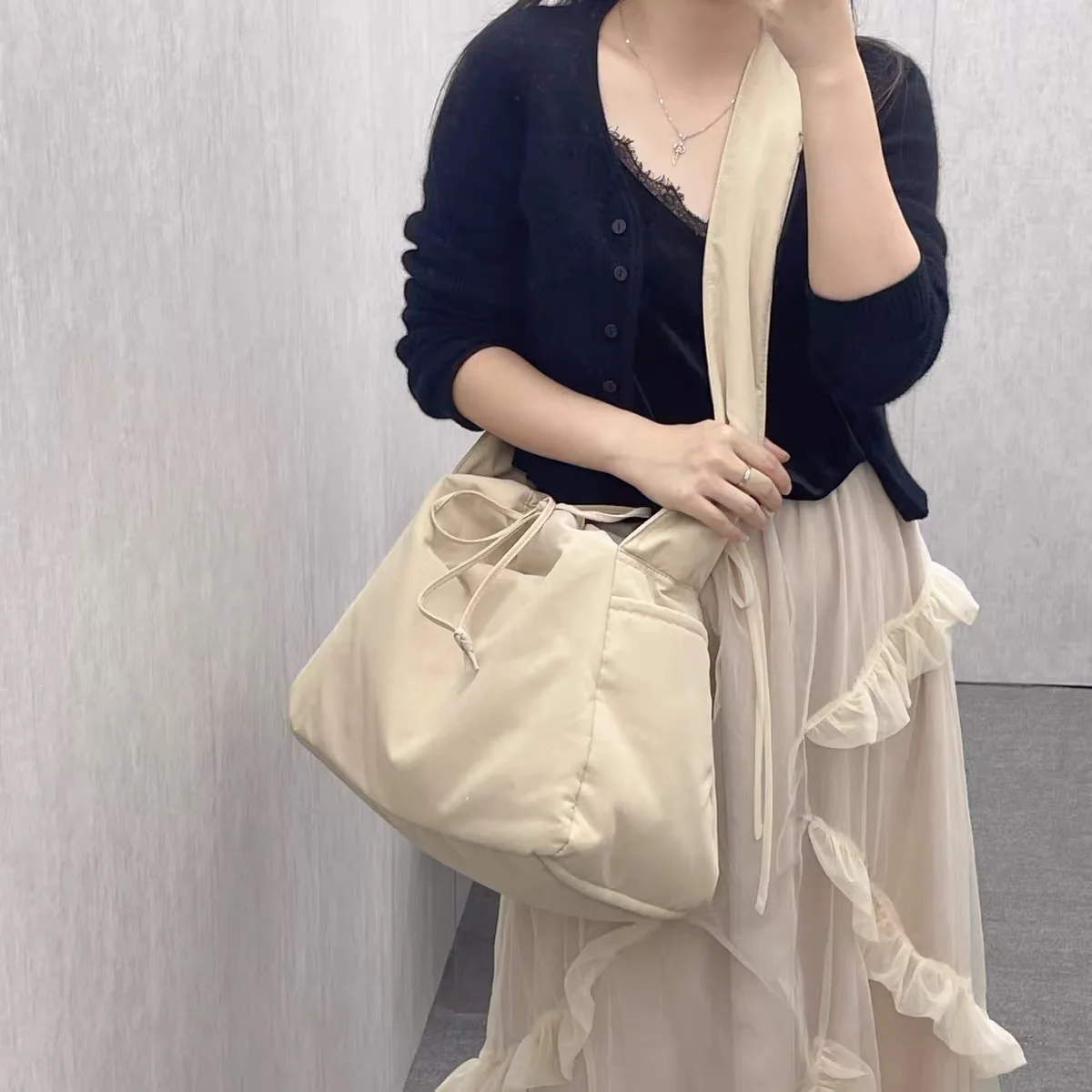 2025 Casual Large Capacity Drawstring Bucket Shoulder Bag for Women Versatile Sports Yoga Crossbody Bags Fashionable Gym handbag
2025 Casual Large Capacity Drawstring Bucket Shoulder Bag for Women Versatile Sports Yoga Crossbody Bags Fashionable Gym handbag