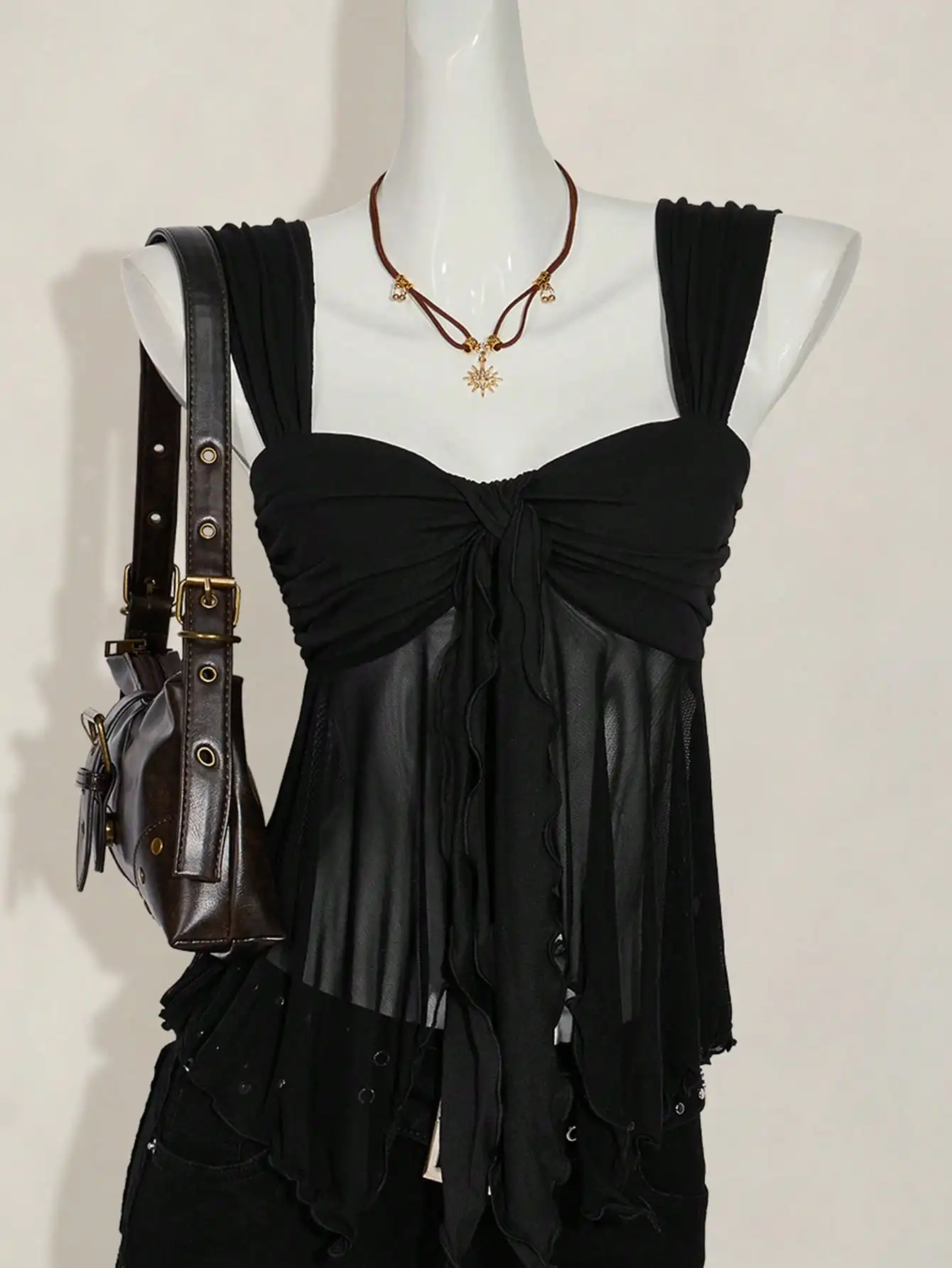 Черный асимметричный топ-майка с сетчатыми вставками, драпировкой на груди и оборками по низу
Черный асимметричный топ-майка с сетчатыми вставками, драпировкой на груди и оборками по низу