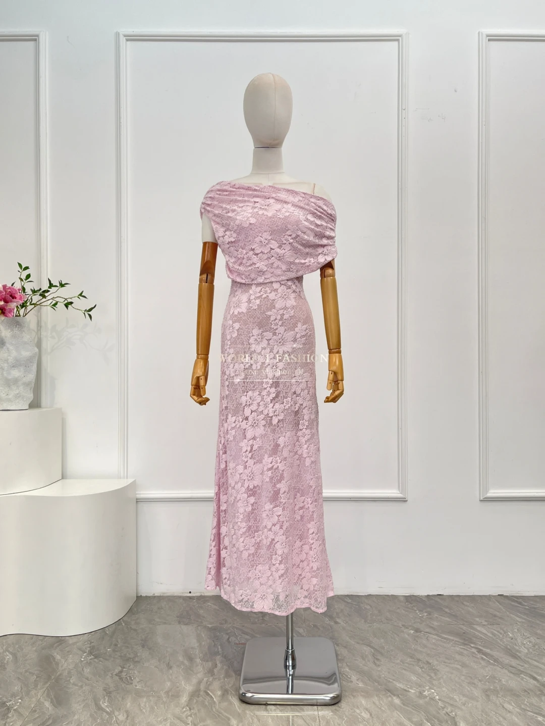 Pink Lace Patchwork Sloping Shoulders Midi Dress
Pink Lace Patchwork Sloping Shoulders Midi Dress