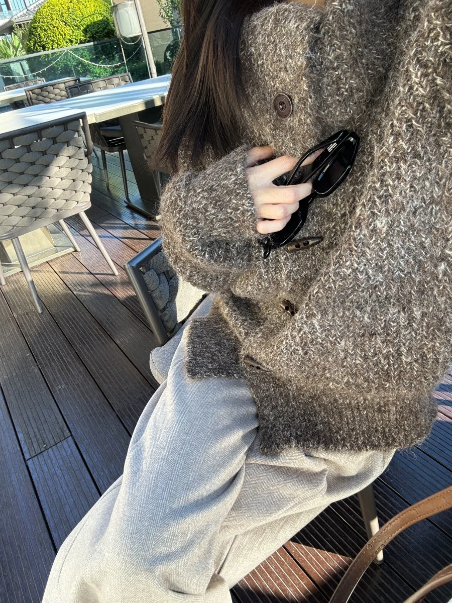 Теплый зимний кардиган из искусственного меха с высоким воротником, мягкий, на пуговицах, с плюшевыми манжетами, женский, свободного кроя, с длинными рукавами, вязаный свитер
Теплый зимний кардиган из искусственного меха с высоким воротником, мягкий, на пуговицах, с плюшевыми манжетами, женский, свободного кроя, с длинными рукавами, вязаный свитер