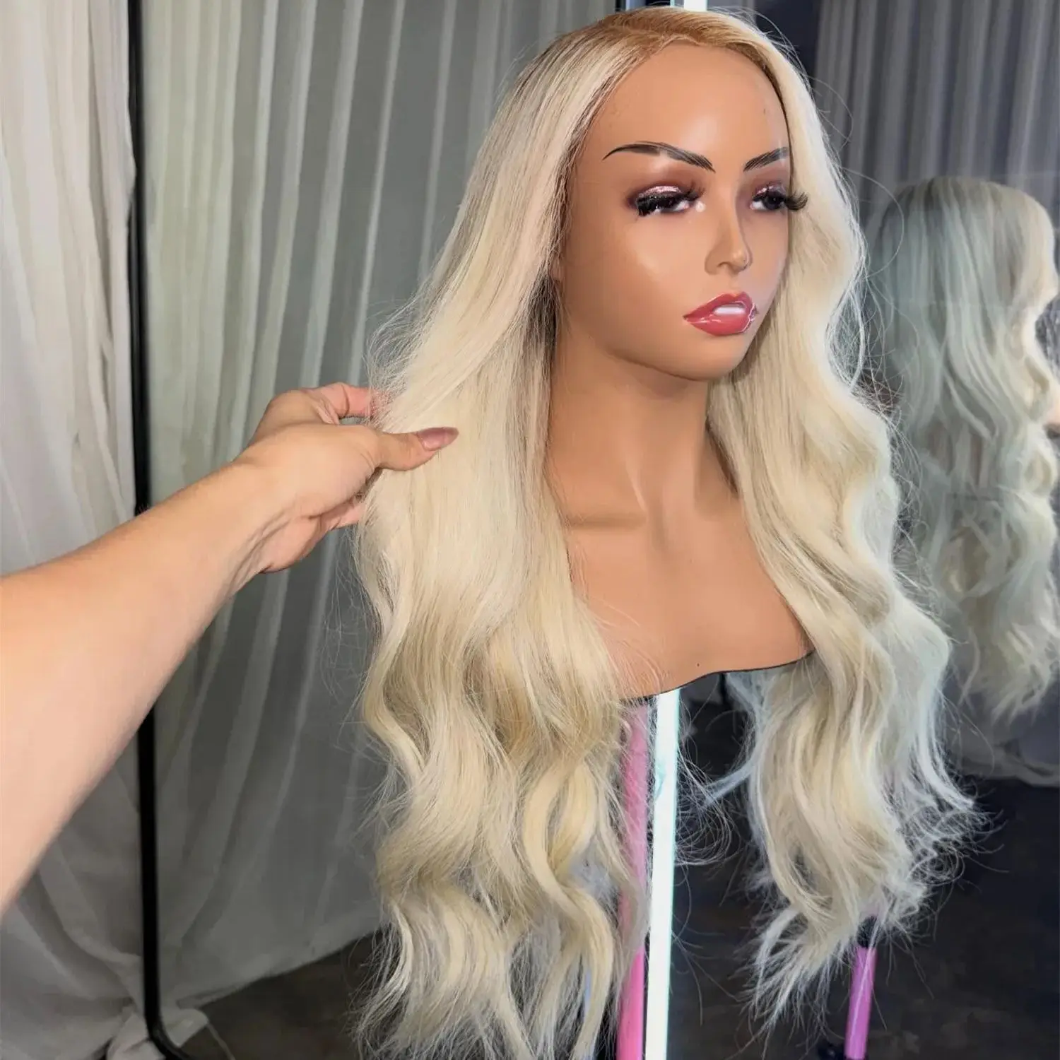 Блонд-парик с небрежными волнами, 13*4, с центральным пробором, HD прозрачный кружевной парик с коричневыми корнями, 28 дюймов, высококачественный парик для косплея и аниме
Блонд-парик с небрежными волнами, 13*4, с центральным пробором, HD прозрачный кружевной парик с коричневыми корнями, 28 дюймов, высококачественный парик для косплея и аниме