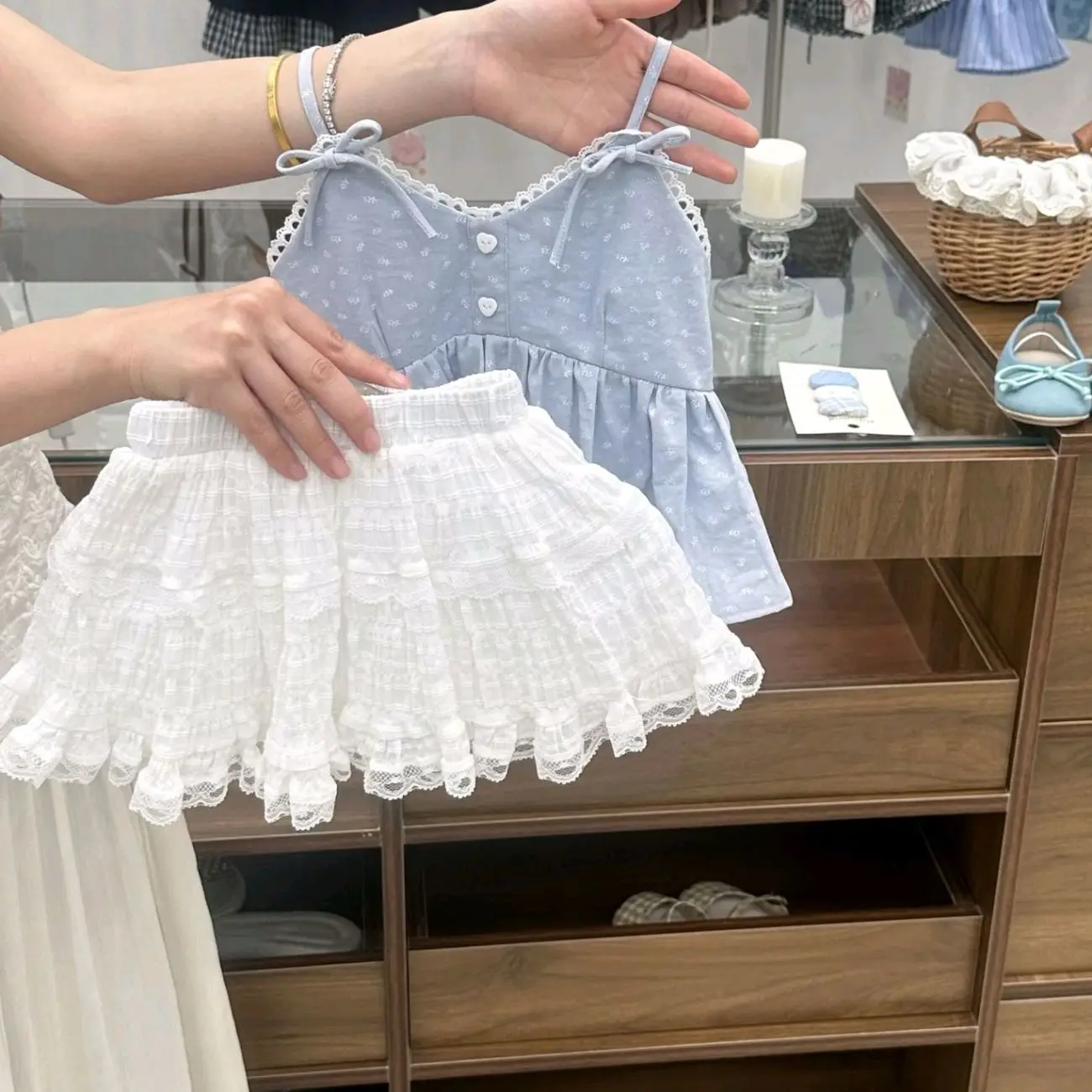 Girls Summer Outfit Set Fashionable New Children's Ruffle Halter Top + Cute Short Skirt Two-Piece Set
Girls Summer Outfit Set Fashionable New Children's Ruffle Halter Top + Cute Short Skirt Two-Piece Set