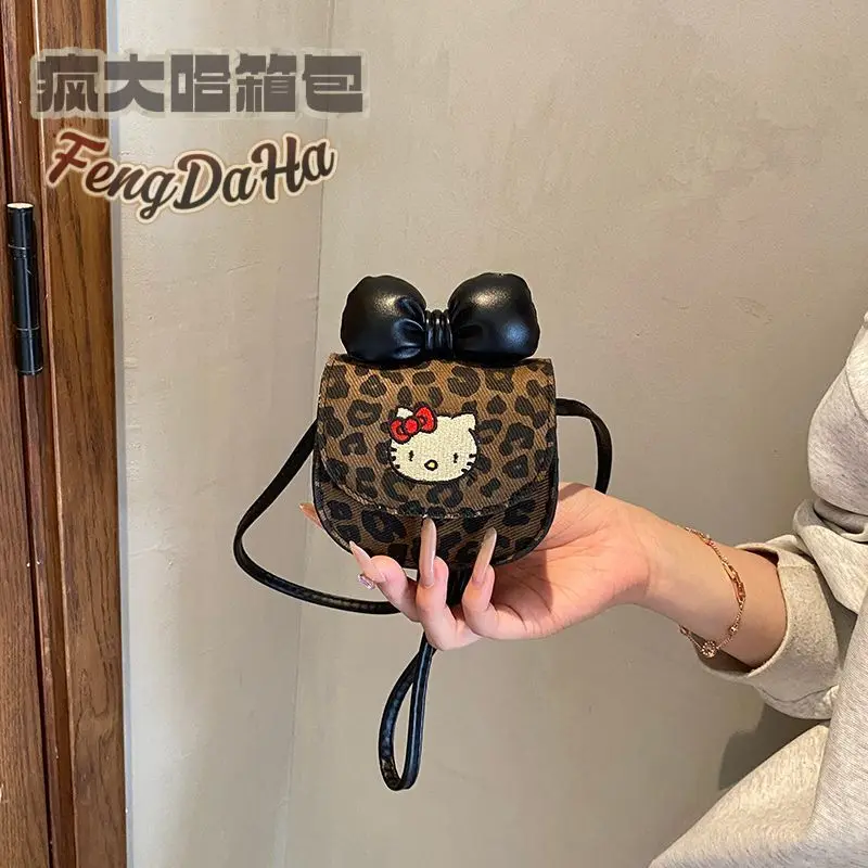 Сумка на плечо Sanrio Hello Kitty с леопардовым принтом, большая вместительная модная сумка в милом стиле, студенческая сумка для девочек, сумка на плечо, новинка
Сумка на плечо Sanrio Hello Kitty с леопардовым принтом, большая вместительная модная сумка в милом стиле, студенческая сумка для девочек, сумка на плечо, новинка