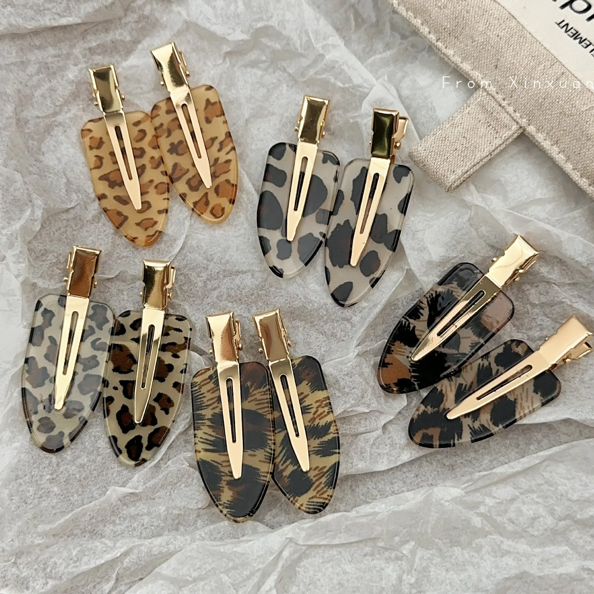 1pc Leopard Print Hair Clip Vintage Fashion Style with Gold Accents Perfect for Daily Retro Trendy Hair Accessory for Women Y2K
1pc Leopard Print Hair Clip Vintage Fashion Style with Gold Accents Perfect for Daily Retro Trendy Hair Accessory for Women Y2K