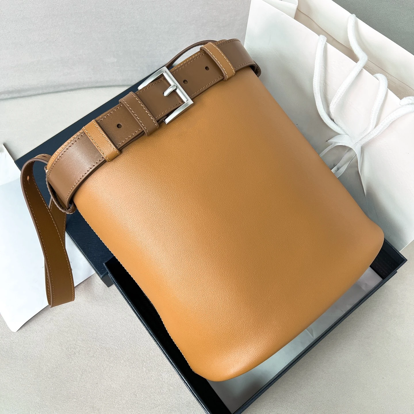 2025 Новая роскошная однотонная сумка-ведро из натуральной кожи известного бренда, высококачественная женская дизайнерская сумка через плечо из воловьей кожи
2025 Новая роскошная однотонная сумка-ведро из натуральной кожи известного бренда, высококачественная женская дизайнерская сумка через плечо из воловьей кожи